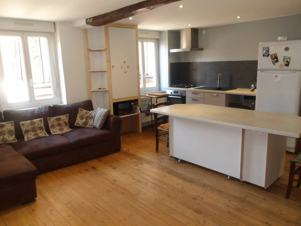 Maison de ville avec garage au cœur de Charlieu, calme et pratique 