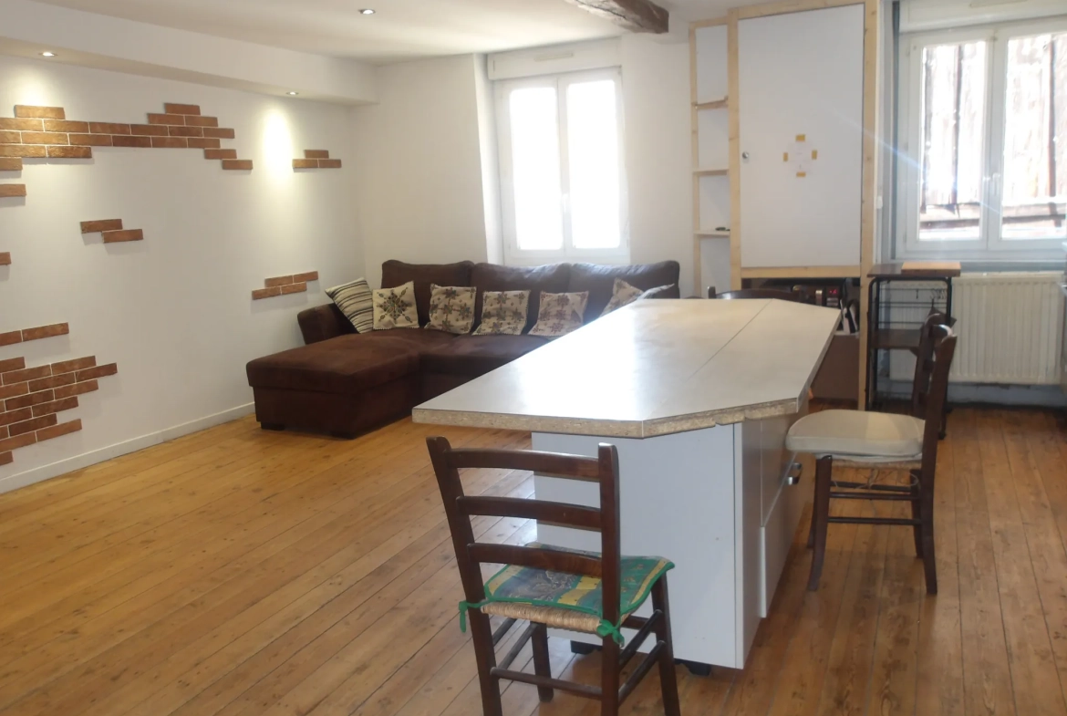 Maison de ville avec garage au cœur de Charlieu, calme et pratique 