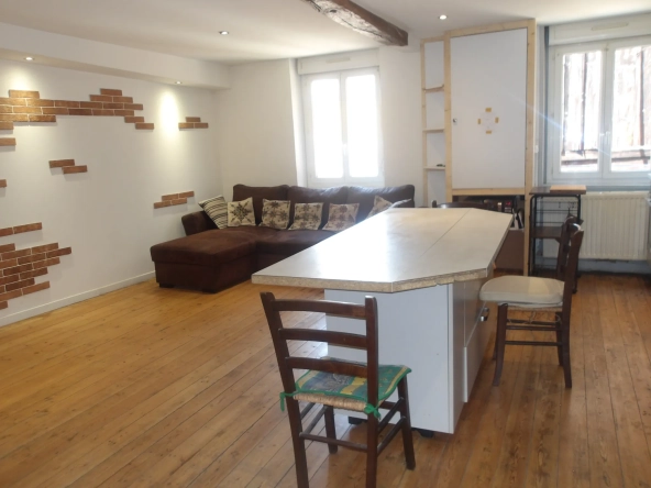Maison de ville avec garage au cœur de Charlieu, calme et pratique 