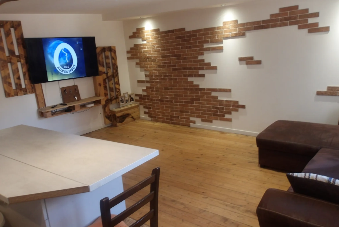 Maison de ville avec garage au cœur de Charlieu, calme et pratique 