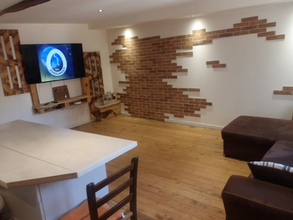 Maison de ville avec garage au cœur de Charlieu, calme et pratique 