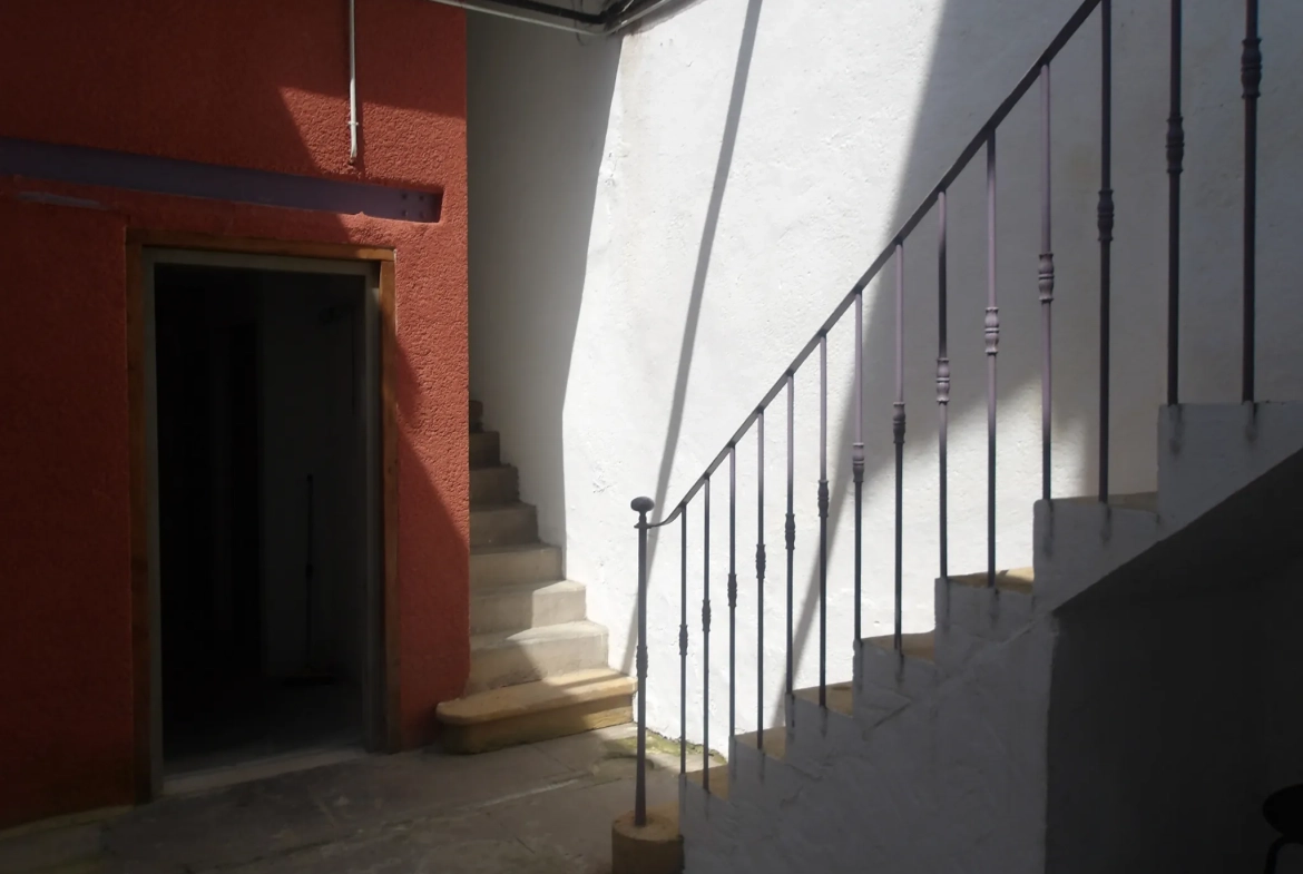 Maison de ville avec garage au cœur de Charlieu, calme et pratique 