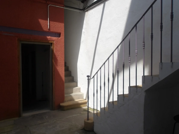 Maison de ville avec garage au cœur de Charlieu, calme et pratique 