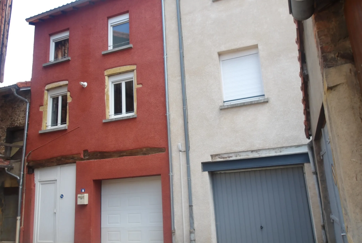 Maison de ville avec garage au cœur de Charlieu, calme et pratique 