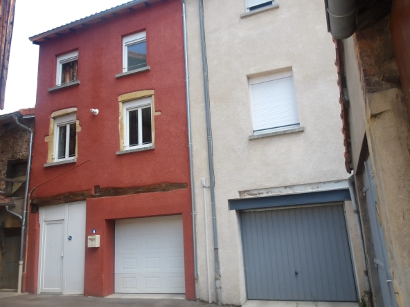 Maison de ville avec garage au cœur de Charlieu, calme et pratique 