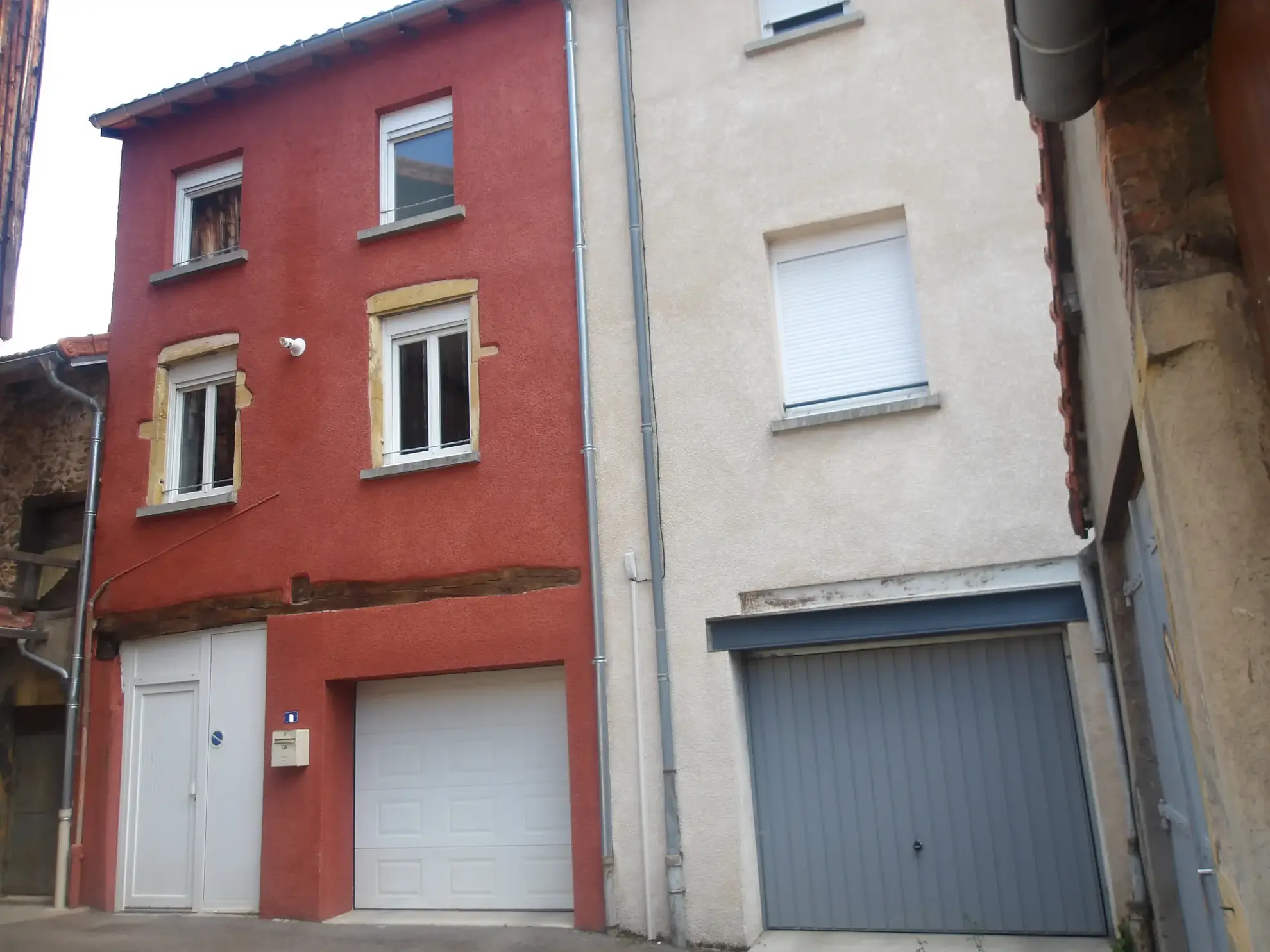 Maison de ville avec garage au cœur de Charlieu, calme et pratique 