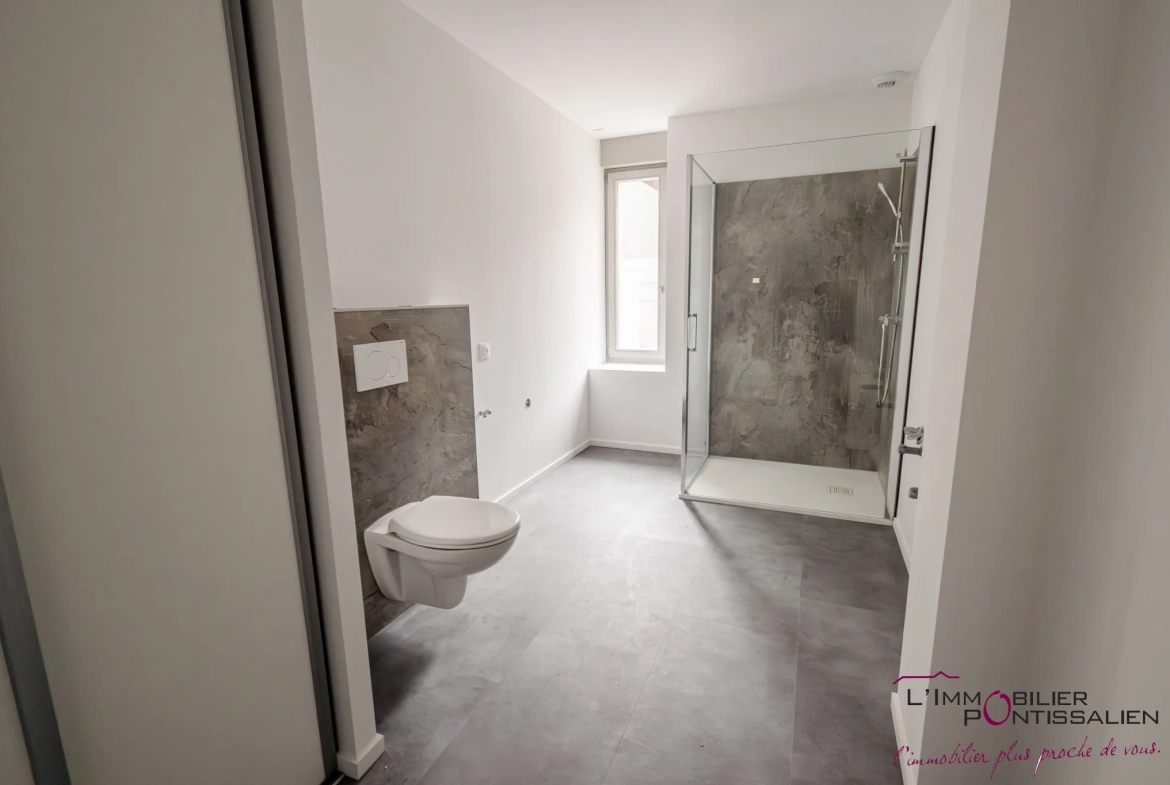 Appartement de type 5 avec terrasse, cave et parking à La Cluse et Mijoux 