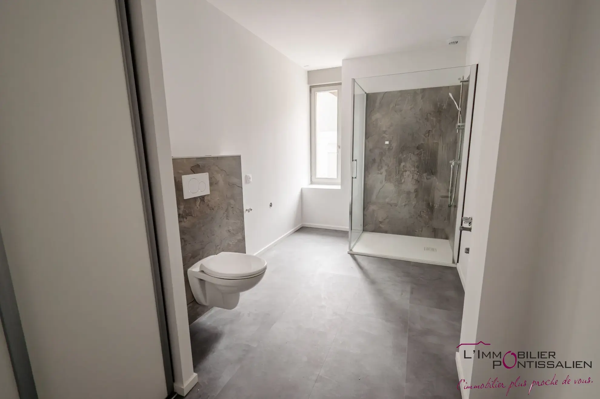 Appartement de type 5 avec terrasse, cave et parking à La Cluse et Mijoux 