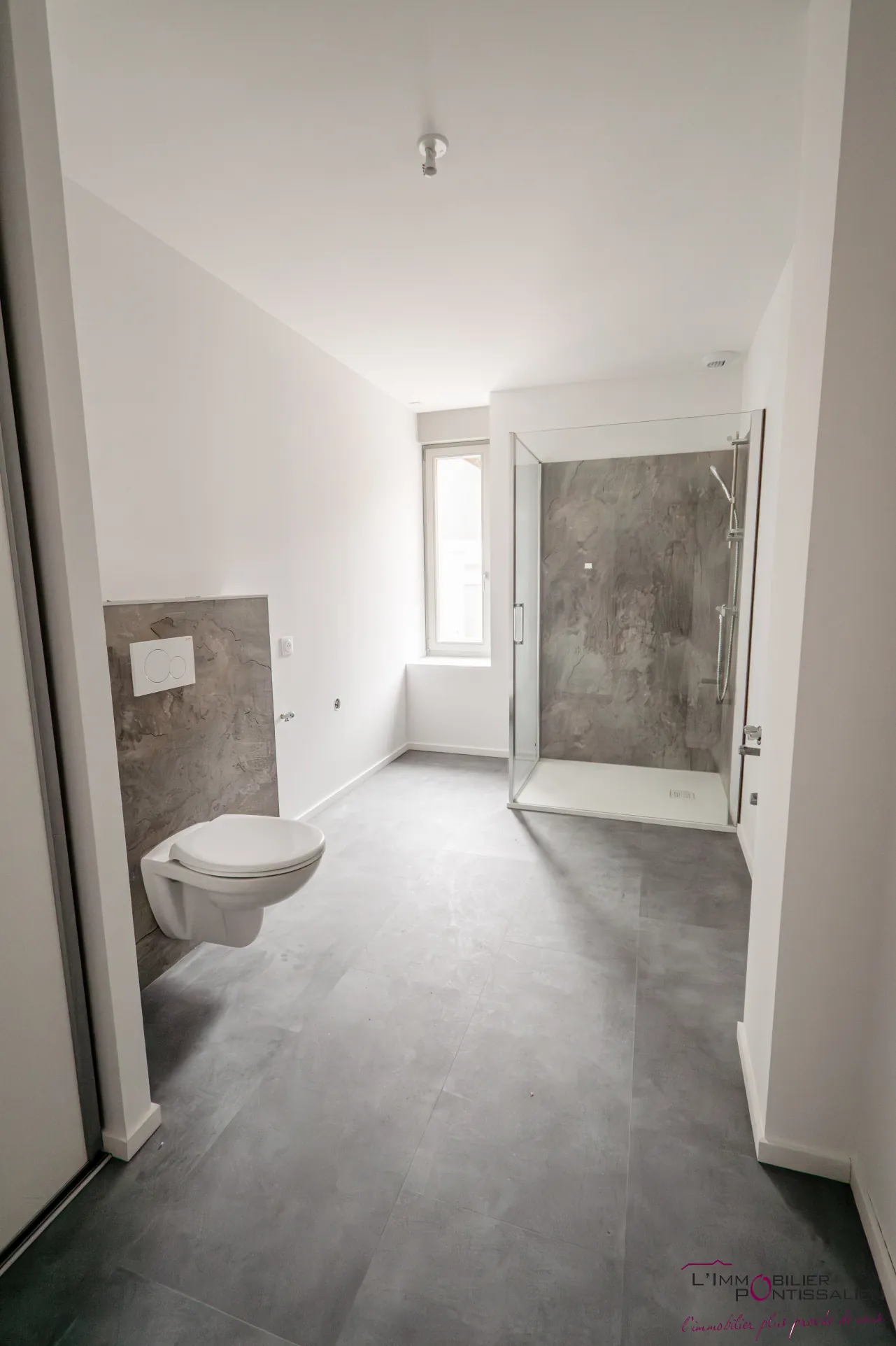 Appartement de type 5 avec terrasse, cave et parking à La Cluse et Mijoux 