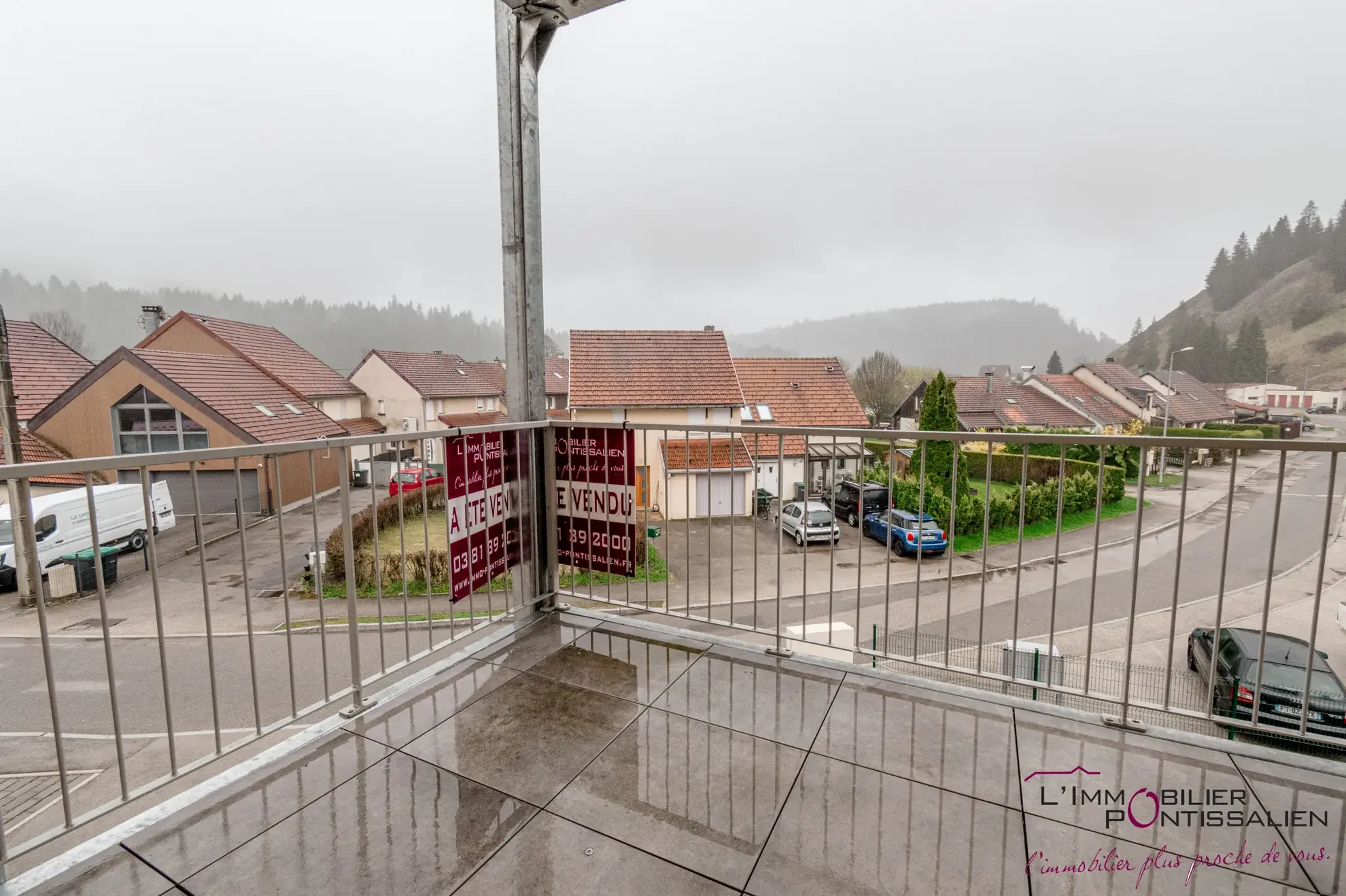 Appartement de type 5 avec terrasse, cave et parking à La Cluse et Mijoux 