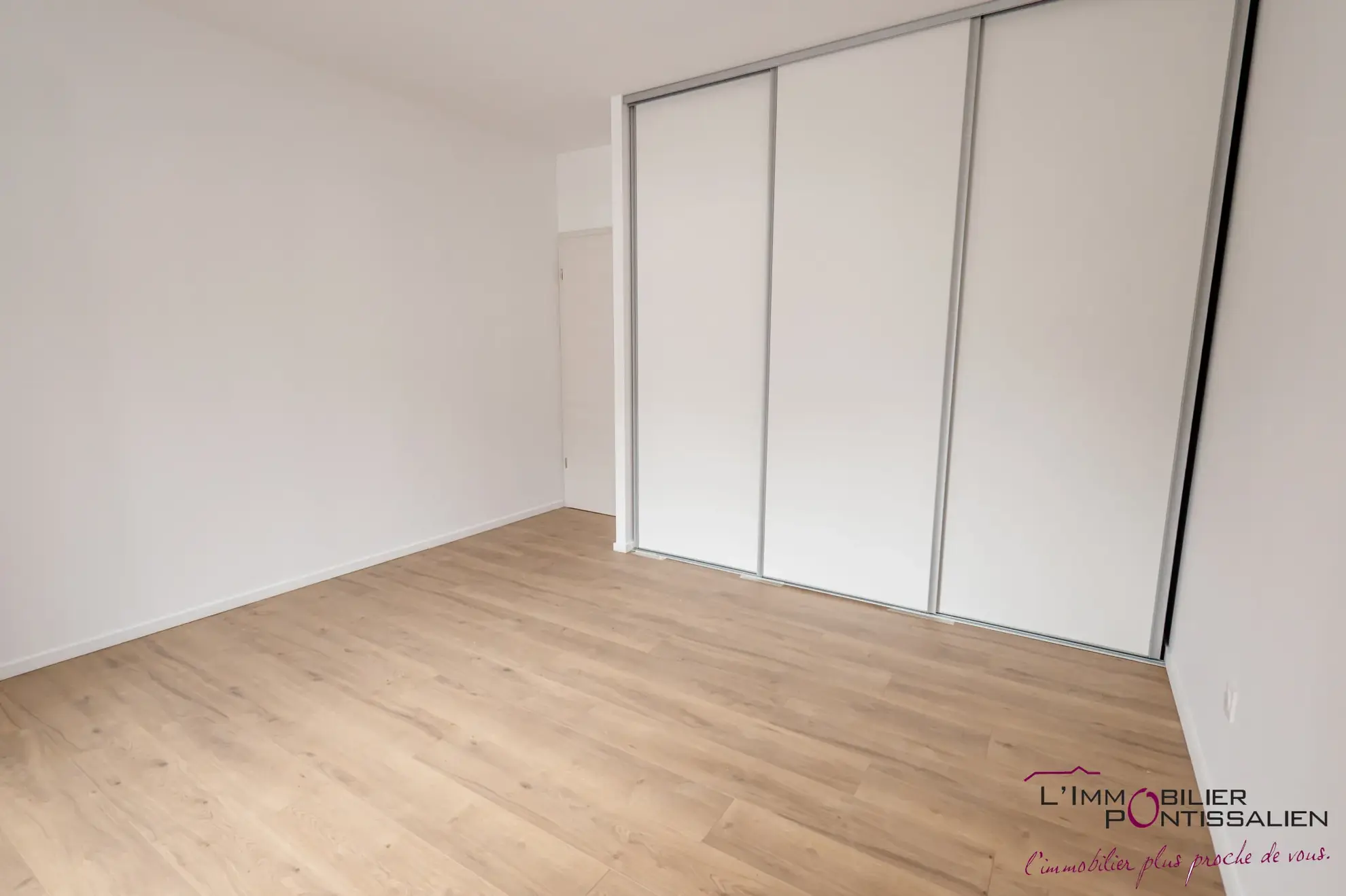 Appartement de type 5 avec terrasse, cave et parking à La Cluse et Mijoux 
