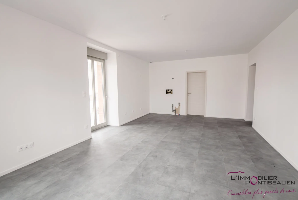 Appartement de type 5 avec terrasse, cave et parking à La Cluse et Mijoux 