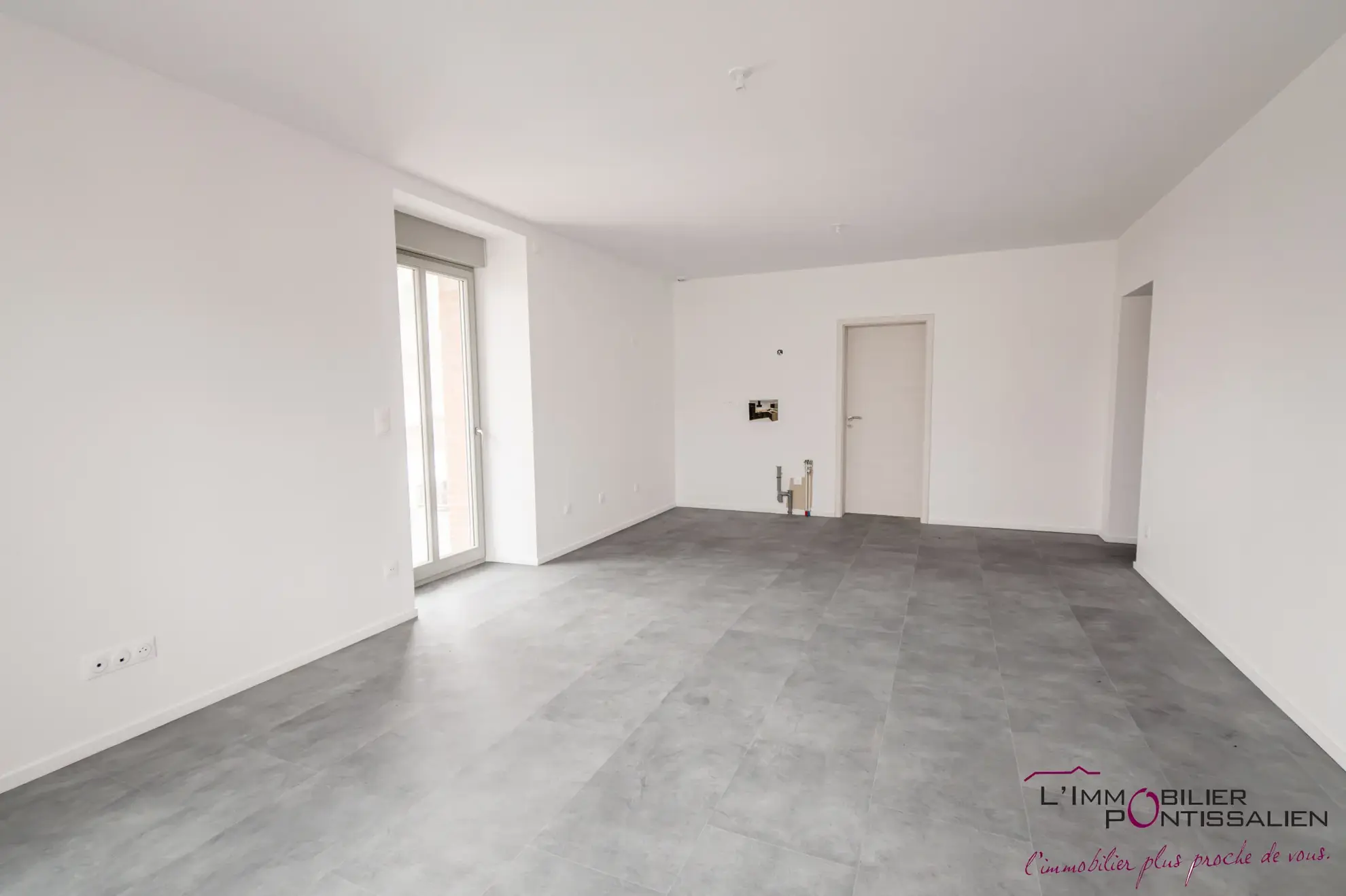 Appartement de type 5 avec terrasse, cave et parking à La Cluse et Mijoux 