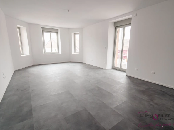 Appartement de type 5 avec terrasse, cave et parking à La Cluse et Mijoux