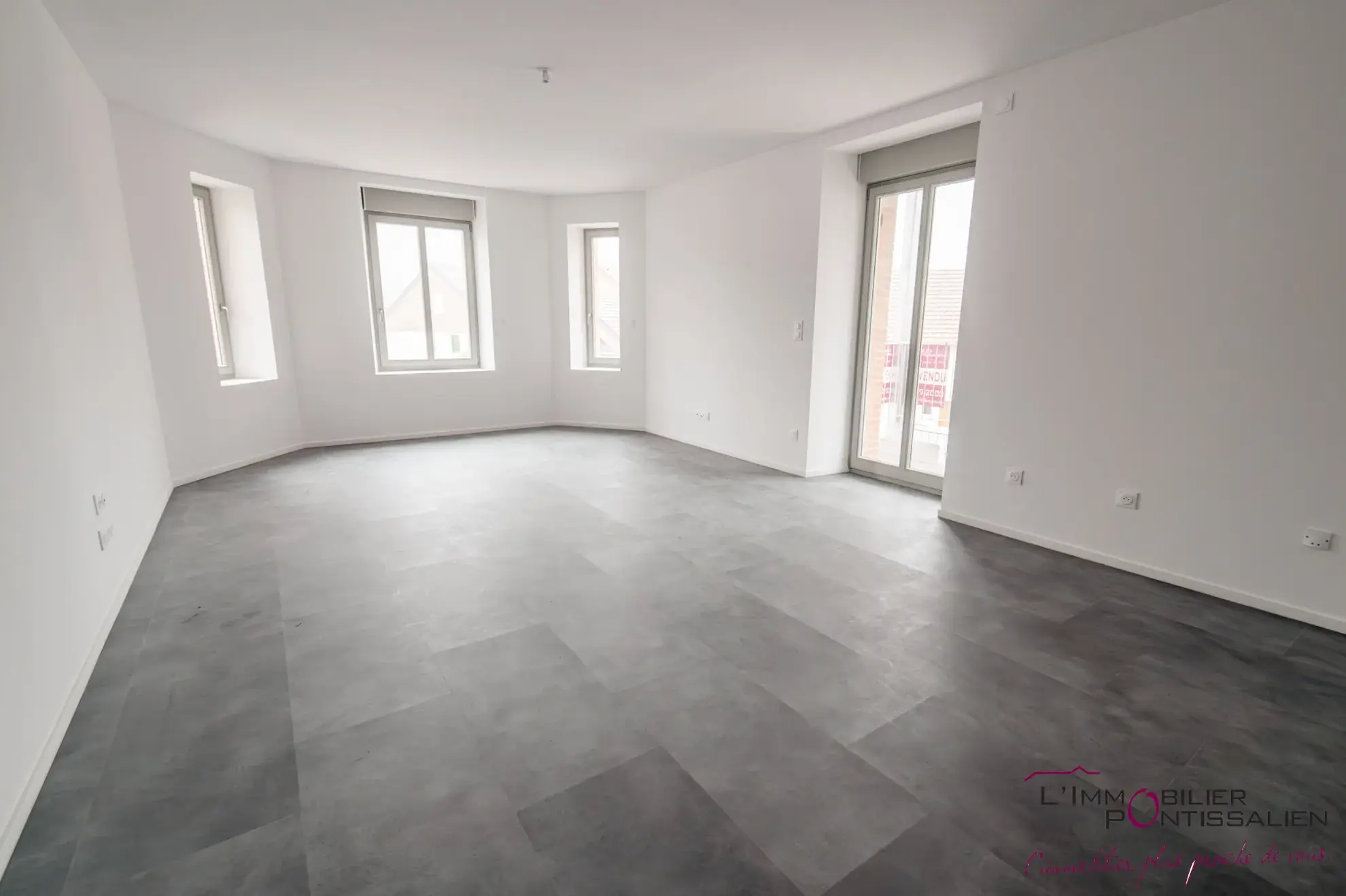 Appartement de type 5 avec terrasse, cave et parking à La Cluse et Mijoux 