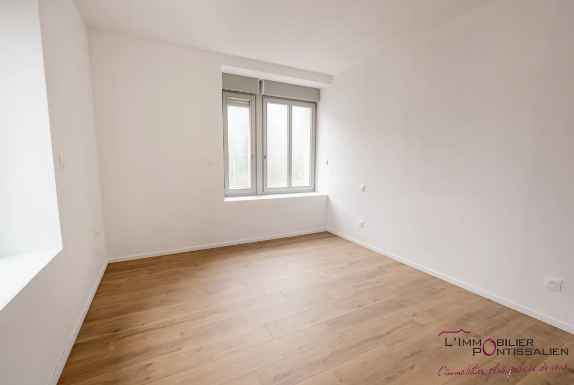 Appartement de type 5 avec terrasse, cave et parking à La Cluse et Mijoux 