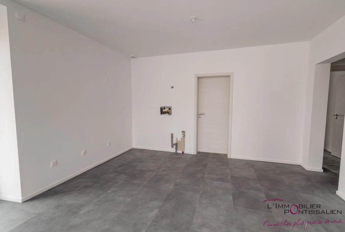 Appartement de type 5 avec terrasse, cave et parking à La Cluse et Mijoux 
