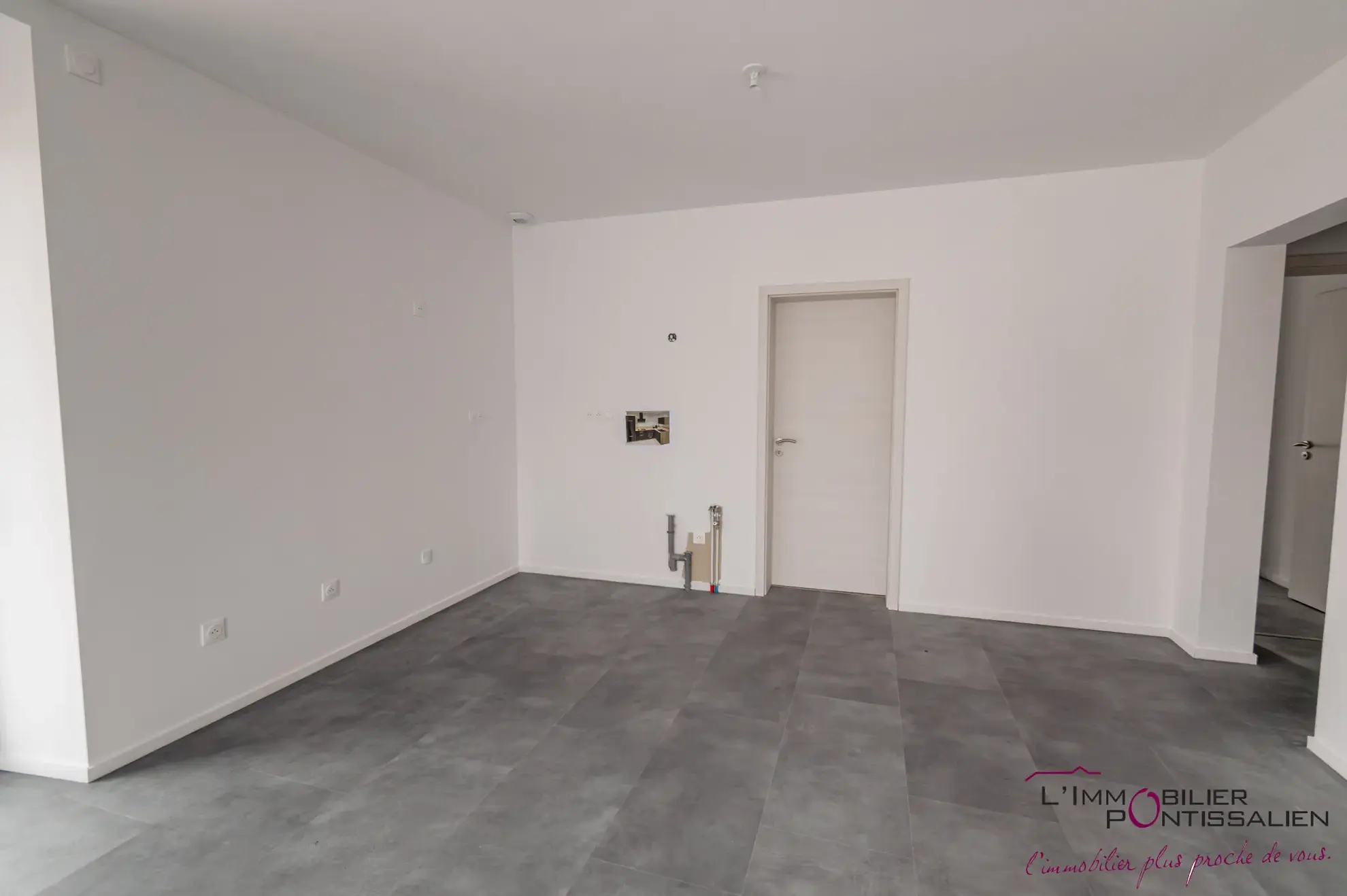 Appartement de type 5 avec terrasse, cave et parking à La Cluse et Mijoux 