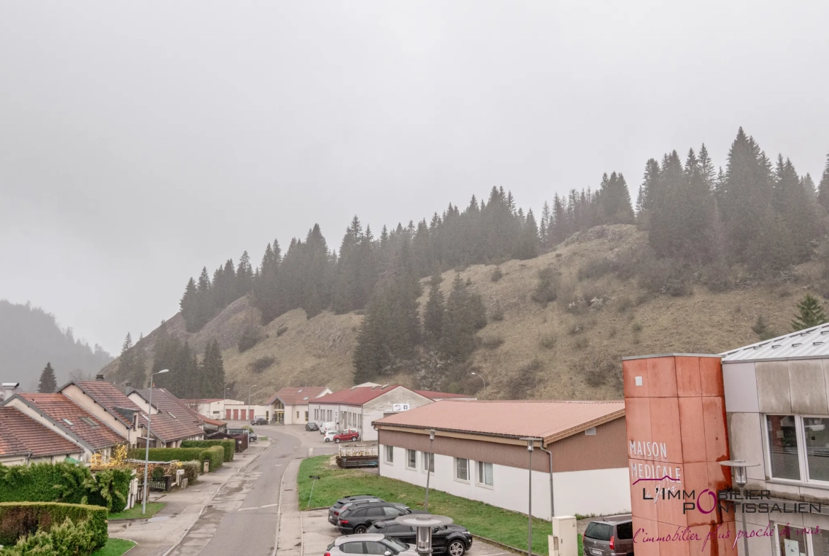 Appartement de type 5 avec terrasse, cave et parking à La Cluse et Mijoux 