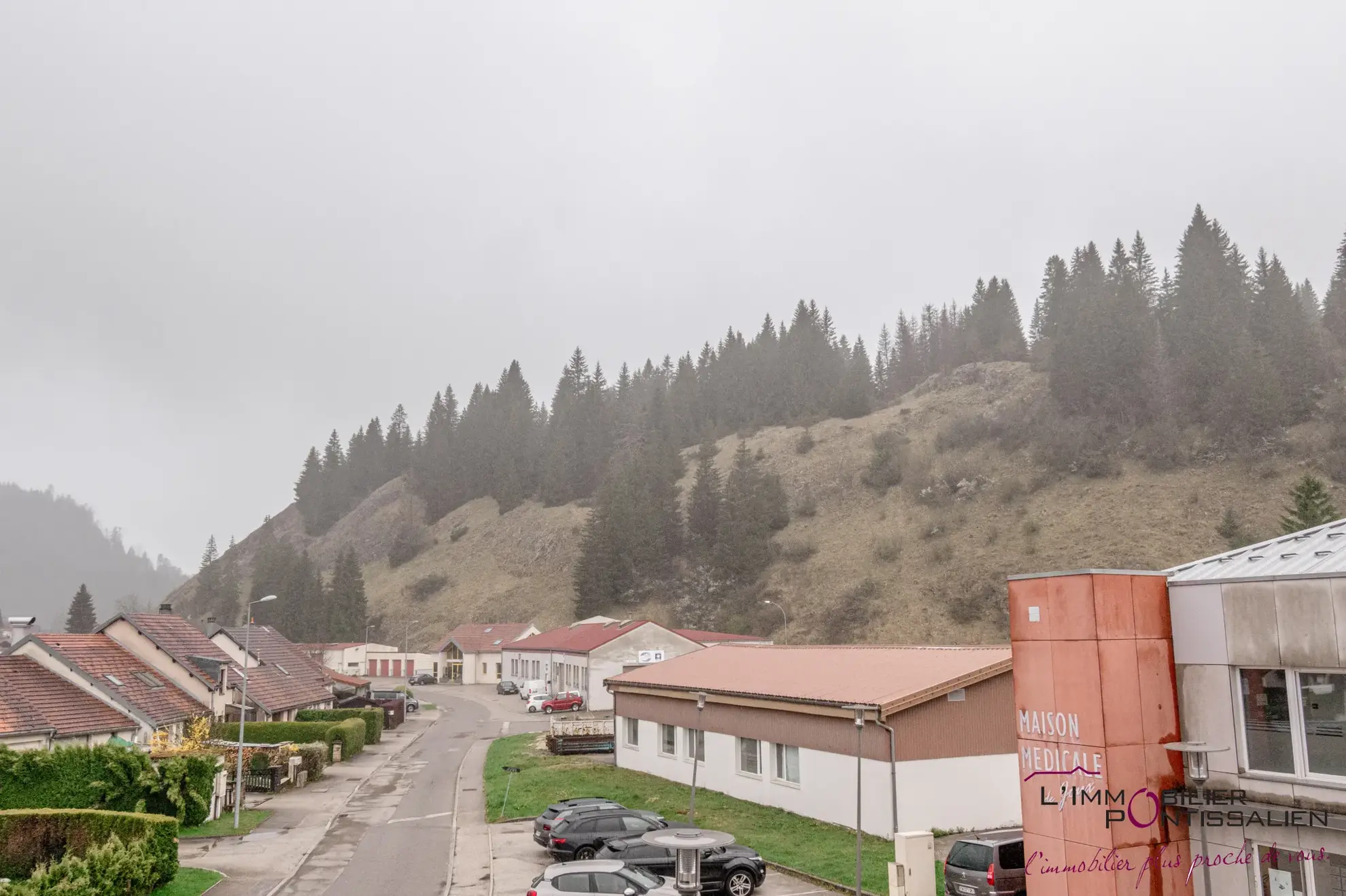 Appartement de type 5 avec terrasse, cave et parking à La Cluse et Mijoux 