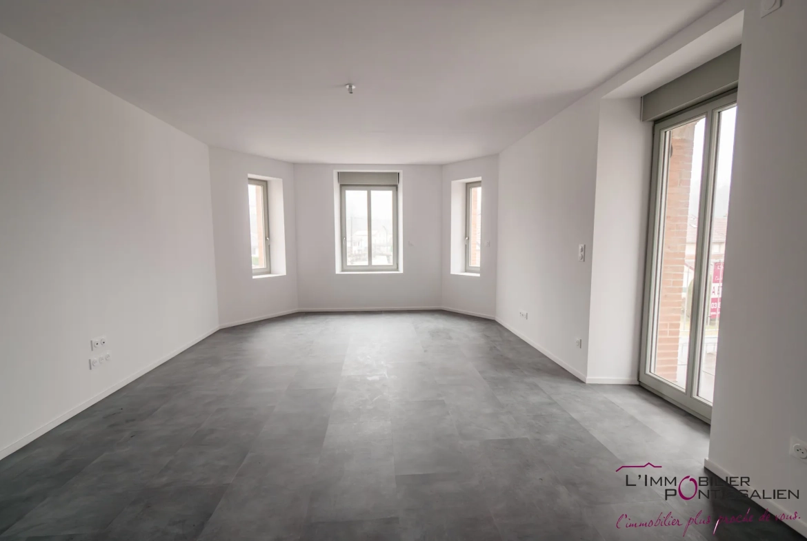 Appartement de type 5 avec terrasse, cave et parking à La Cluse et Mijoux 