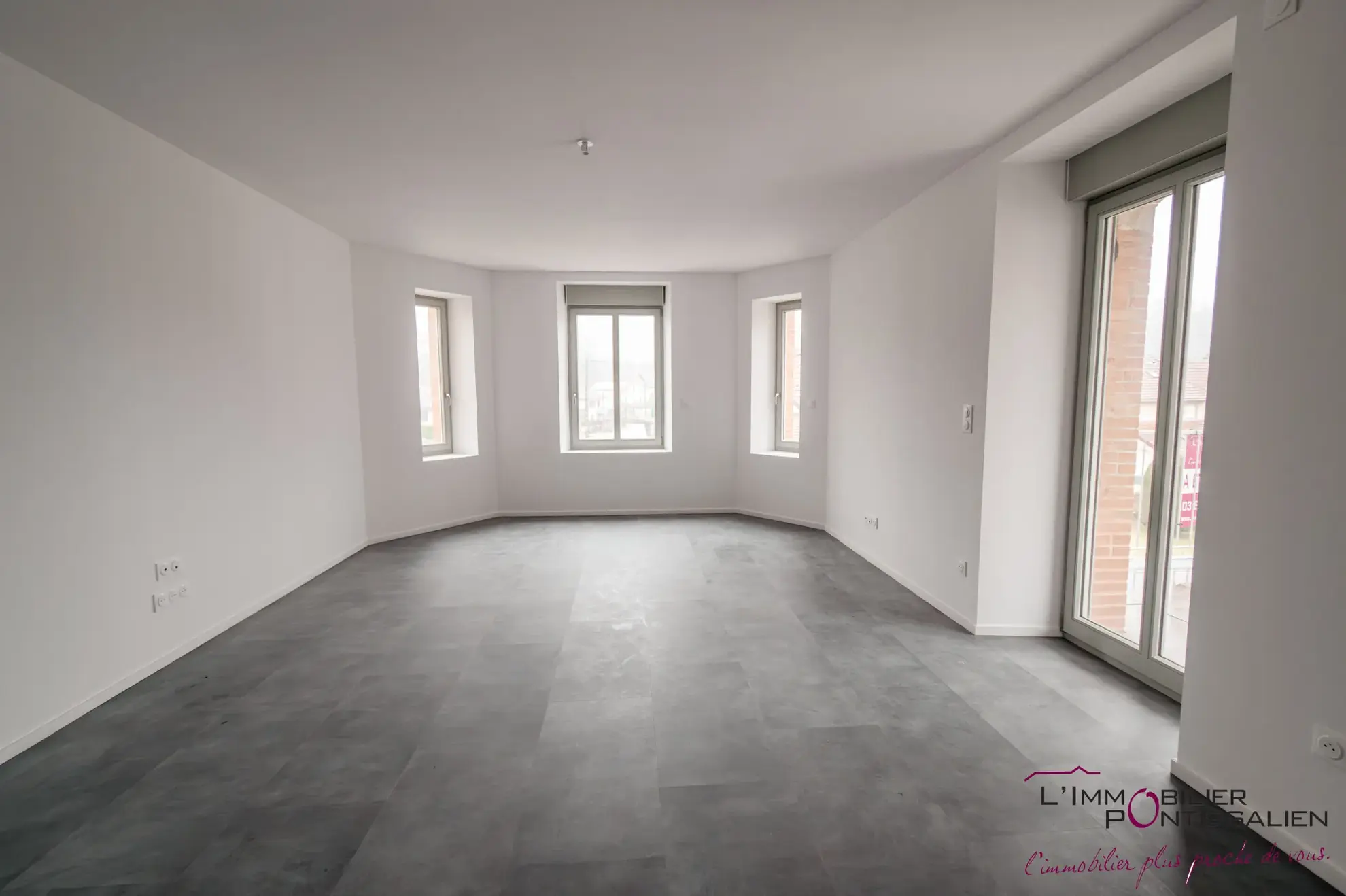 Appartement de type 5 avec terrasse, cave et parking à La Cluse et Mijoux 