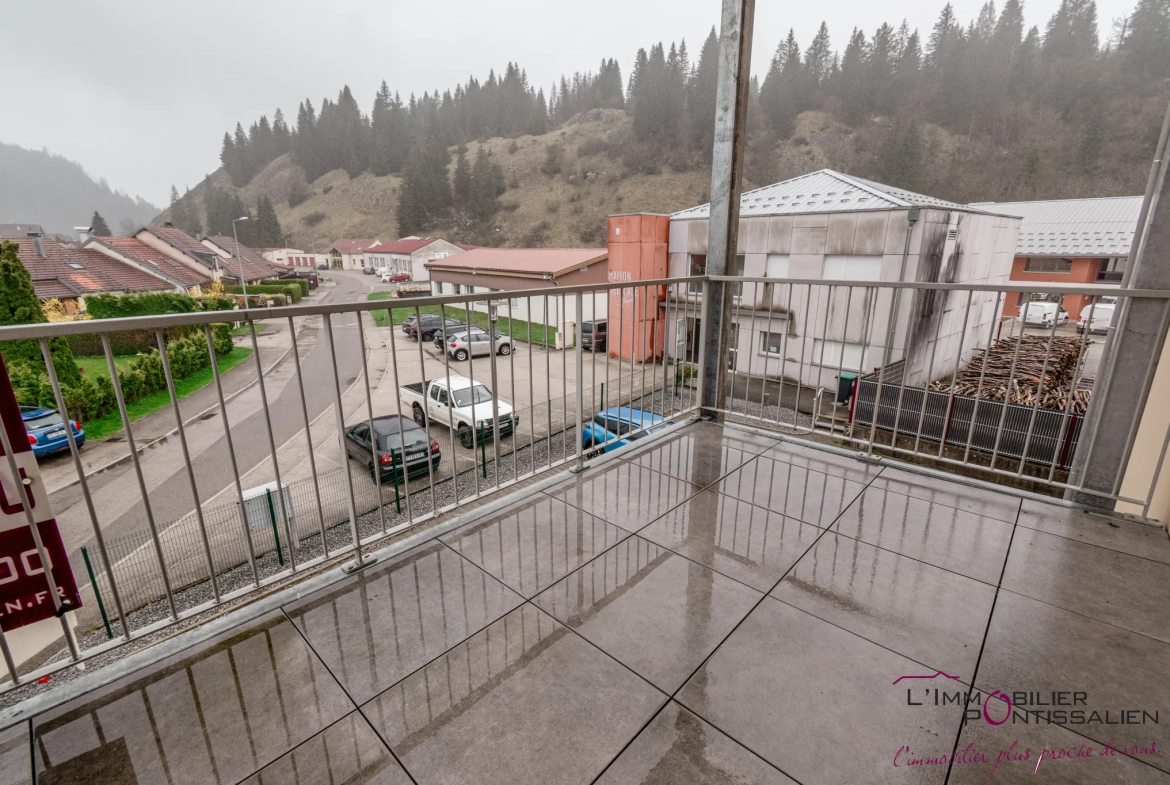 Appartement de type 5 avec terrasse, cave et parking à La Cluse et Mijoux 