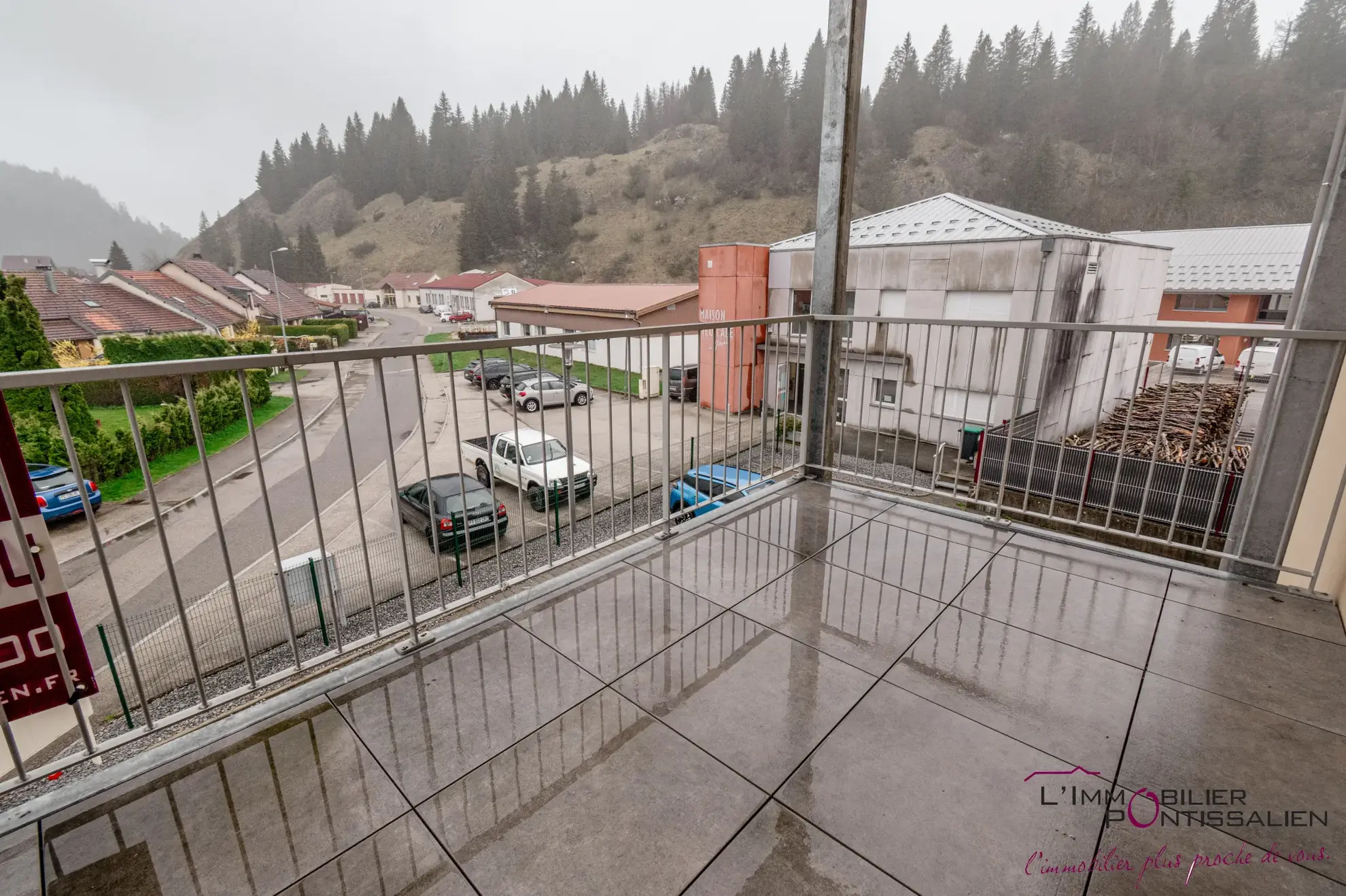 Appartement de type 5 avec terrasse, cave et parking à La Cluse et Mijoux 