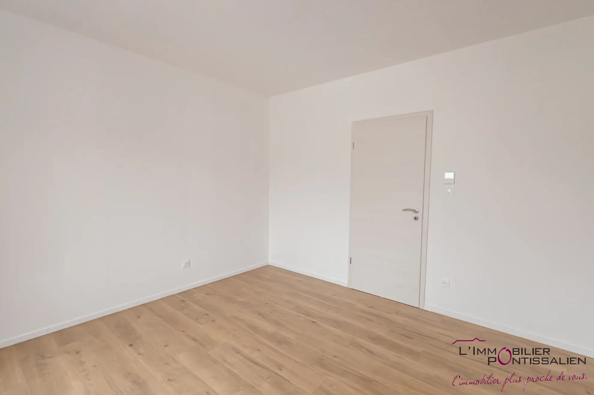 Appartement de type 5 avec terrasse, cave et parking à La Cluse et Mijoux 