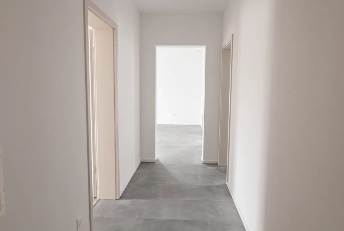Appartement de type 5 avec terrasse, cave et parking à La Cluse et Mijoux 