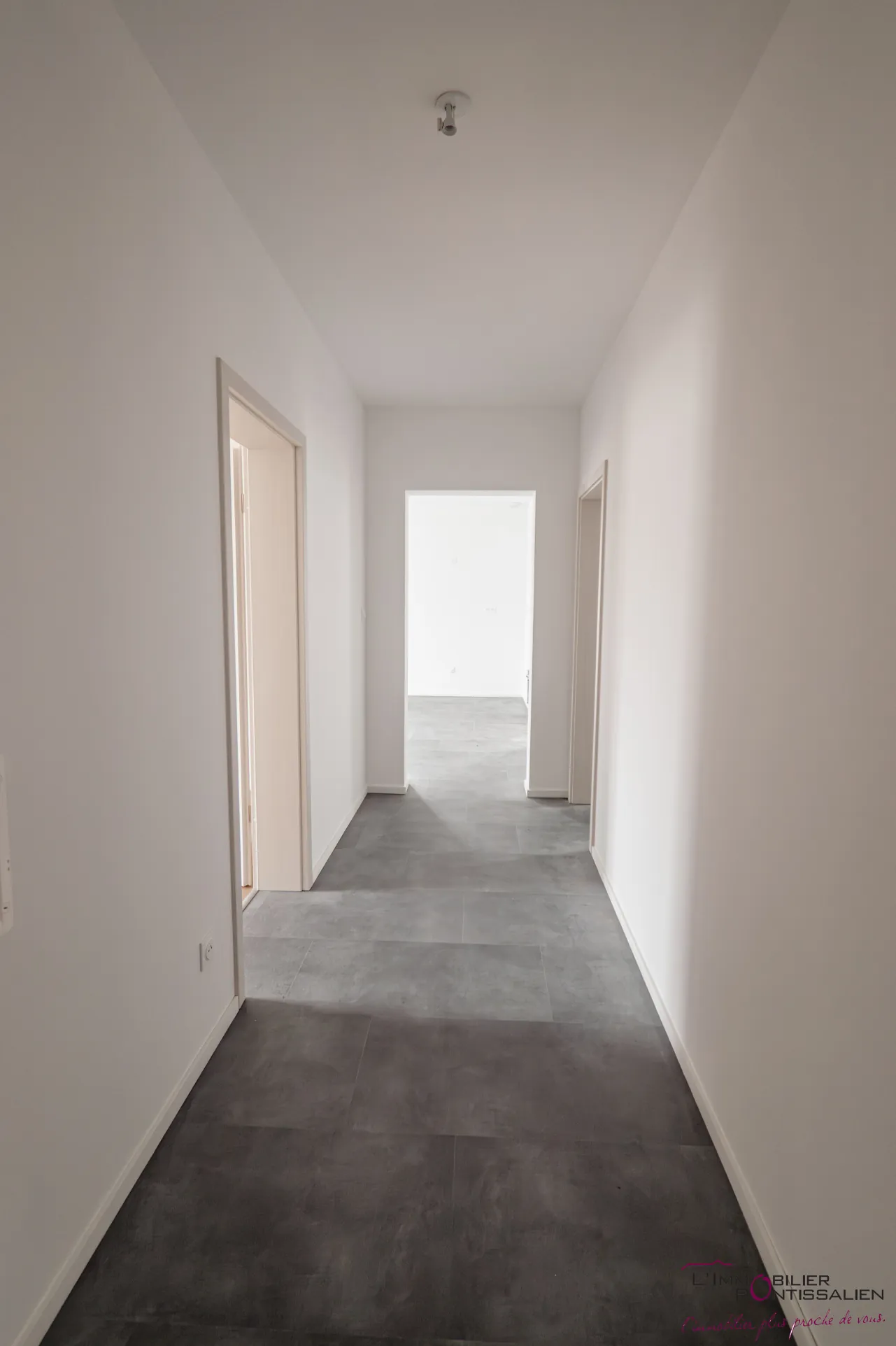 Appartement de type 5 avec terrasse, cave et parking à La Cluse et Mijoux 