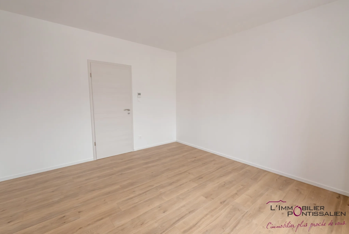 Appartement de type 5 avec terrasse, cave et parking à La Cluse et Mijoux 