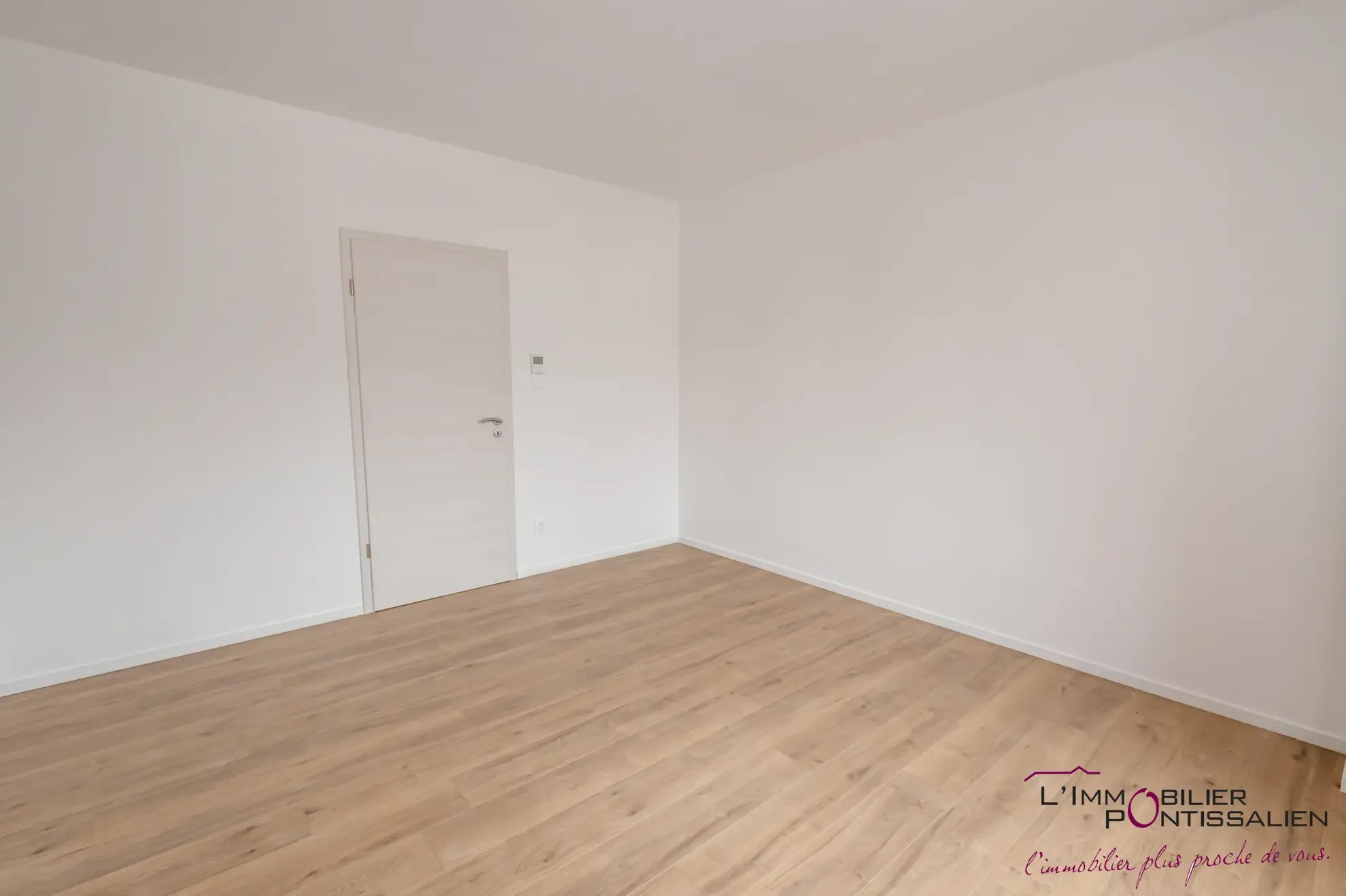 Appartement de type 5 avec terrasse, cave et parking à La Cluse et Mijoux 