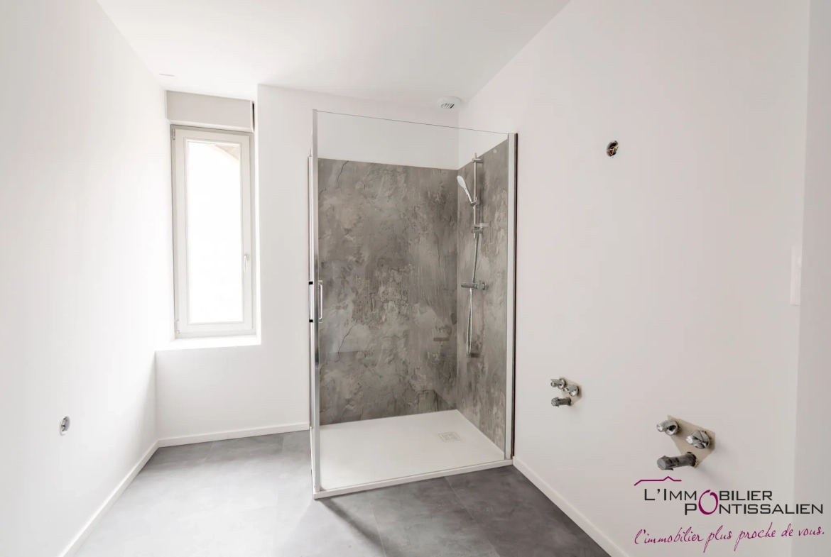 Appartement de type 5 avec terrasse, cave et parking à La Cluse et Mijoux 