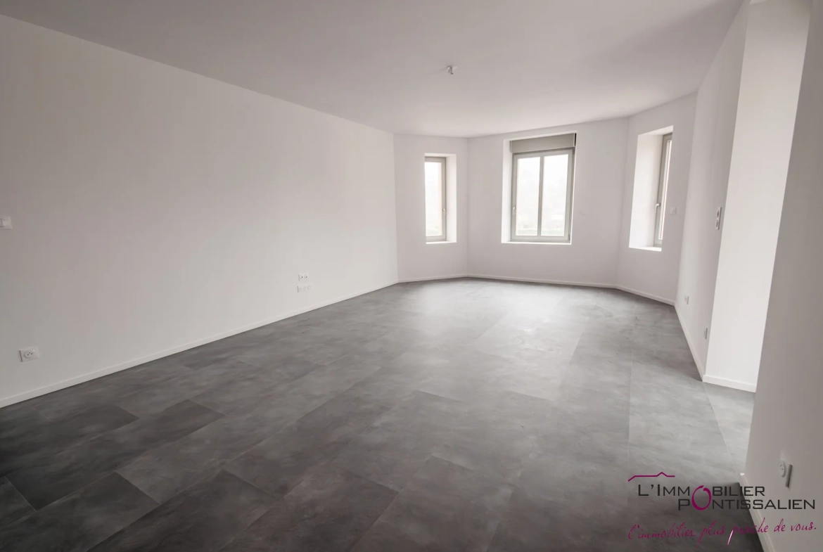 Appartement de type 5 avec terrasse, cave et parking à La Cluse et Mijoux 