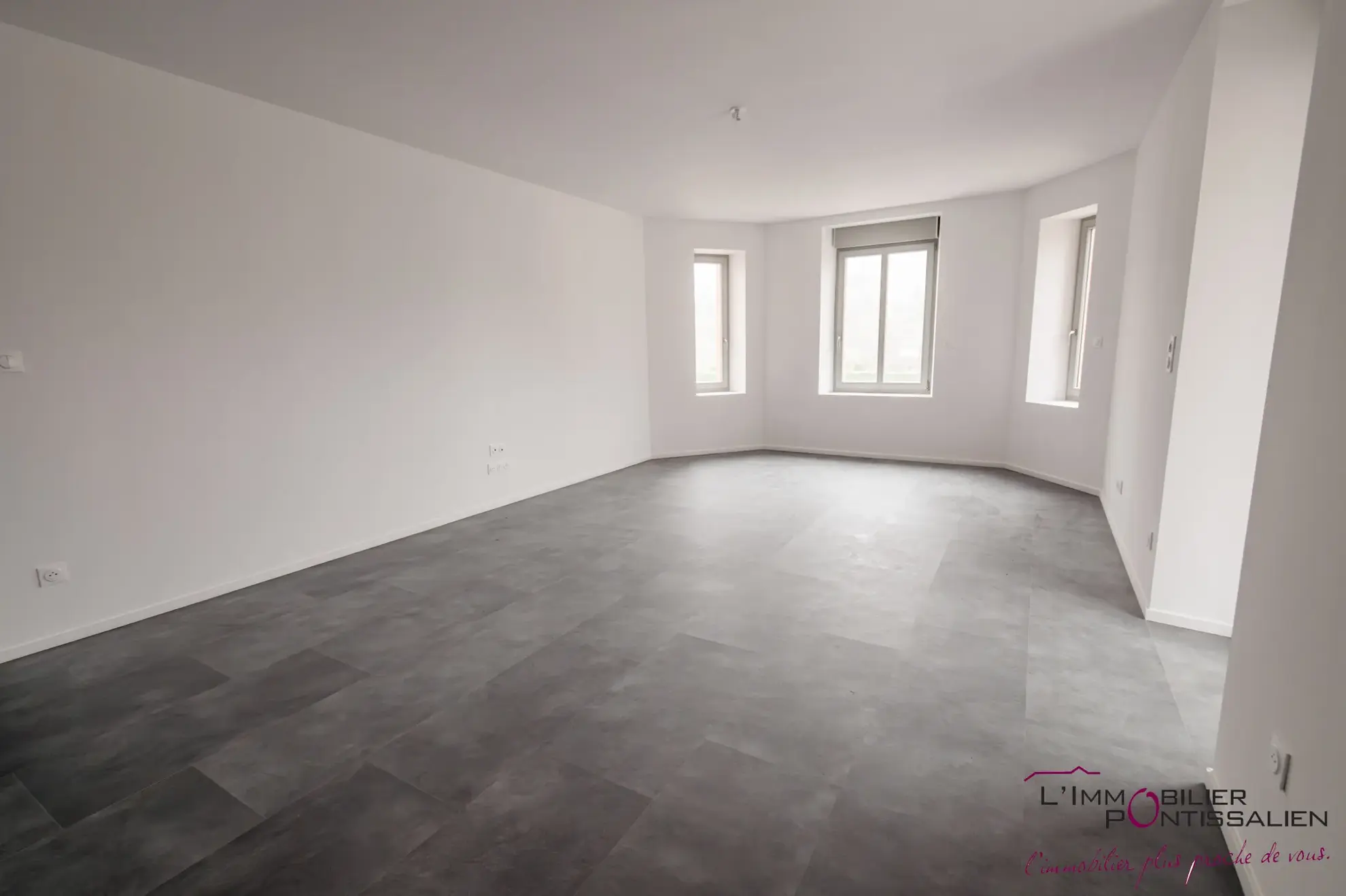 Appartement de type 5 avec terrasse, cave et parking à La Cluse et Mijoux 