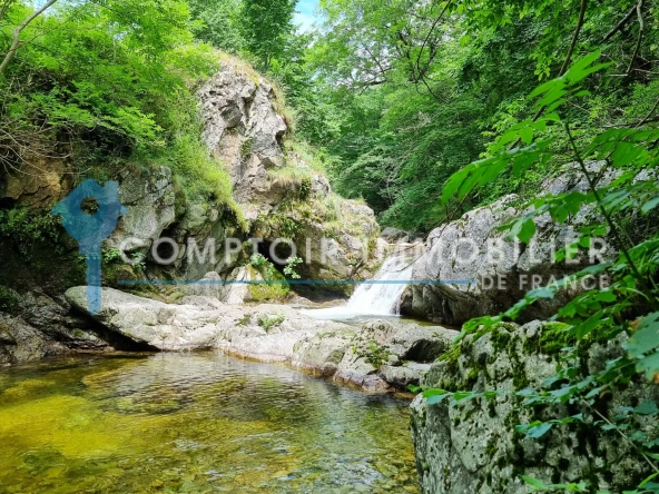 Propriété rare en Ardèche avec maison, Mazet, piscine chauffée et accès rivière à Astet