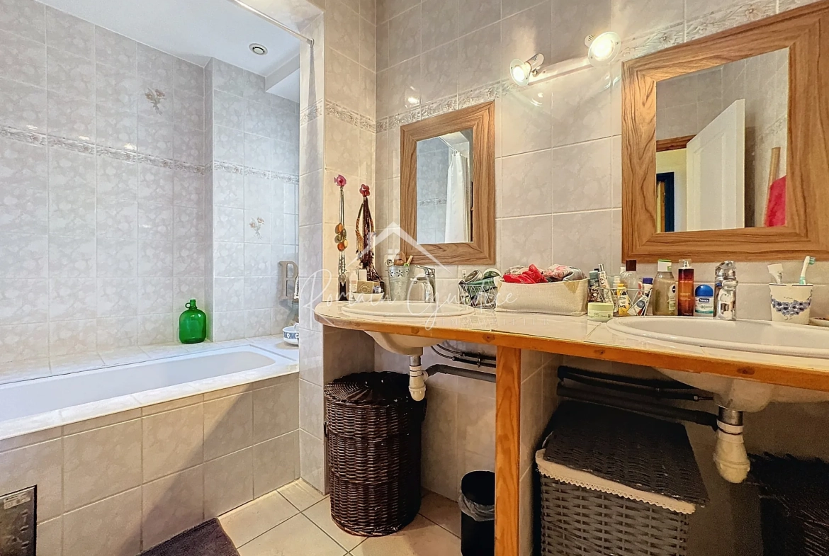 Bel appartement T4 de 85 m² au cœur de Millau avec vue dégagée et commodités à proximité 