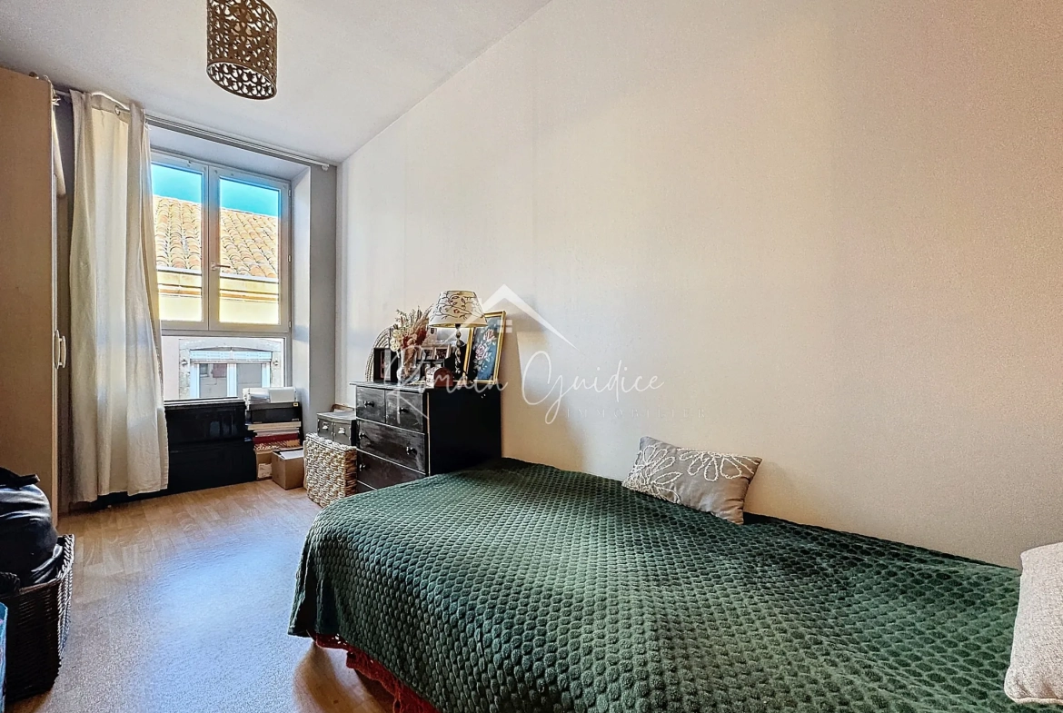 Bel appartement T4 de 85 m² au cœur de Millau avec vue dégagée et commodités à proximité 