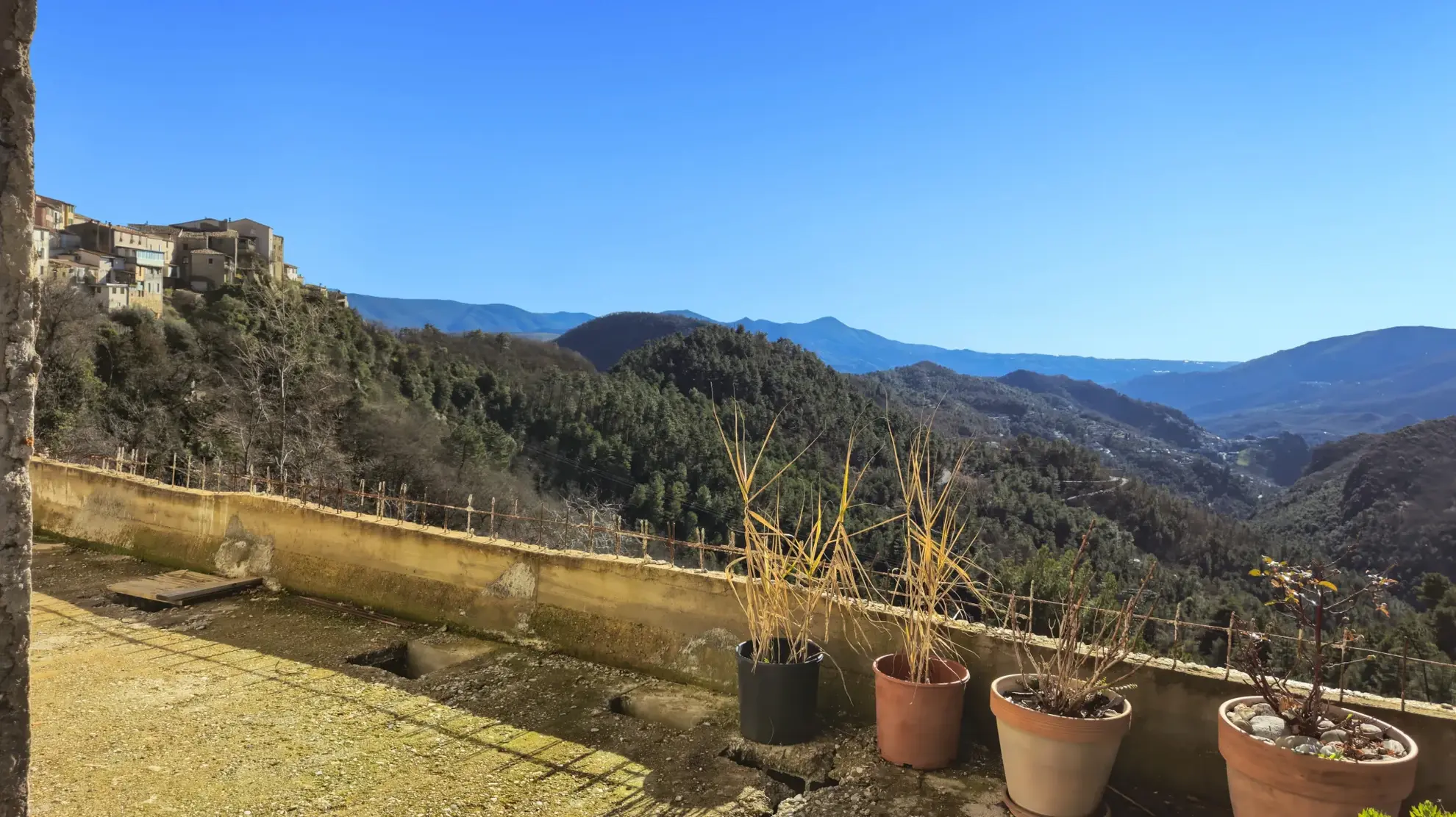 Terrain constructible de 2000 m² avec vue mer et montagnes à Revest-les-Roches 