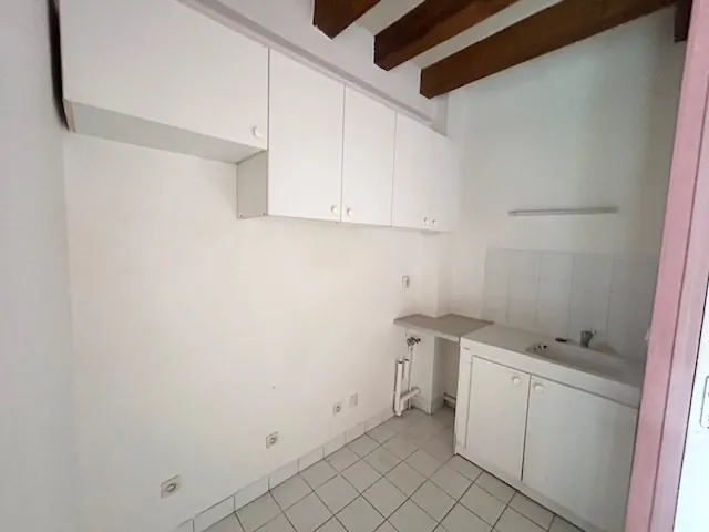 Maison jumelée à rénover de 62,4 m² avec jardin et parking à Marcoussis 