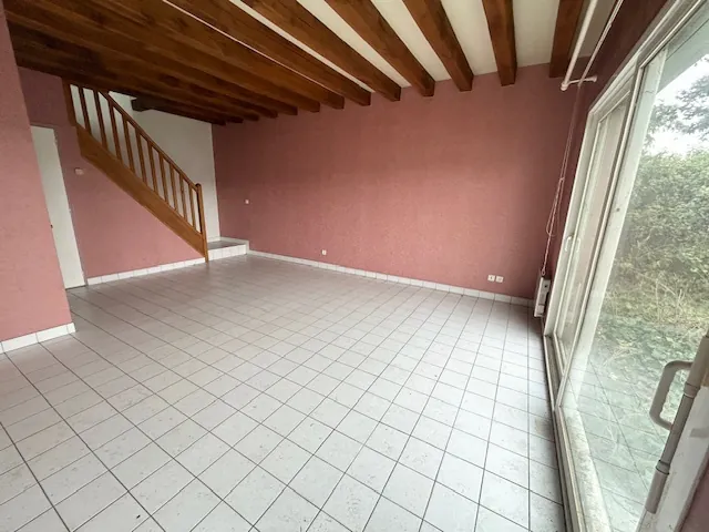 Maison jumelée à rénover de 62,4 m² avec jardin et parking à Marcoussis 