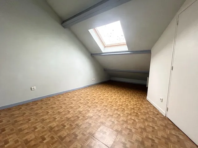 Maison jumelée à rénover de 62,4 m² avec jardin et parking à Marcoussis 