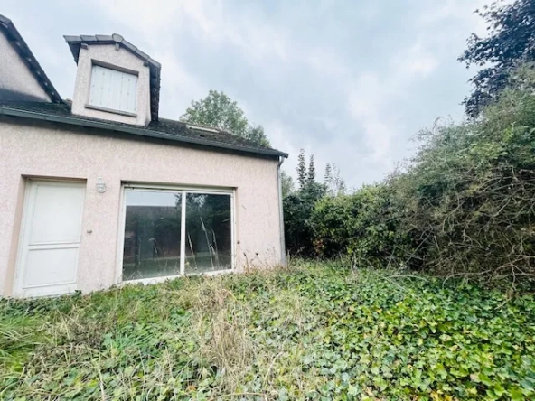 Maison jumelée à rénover de 62,4 m² avec jardin et parking à Marcoussis