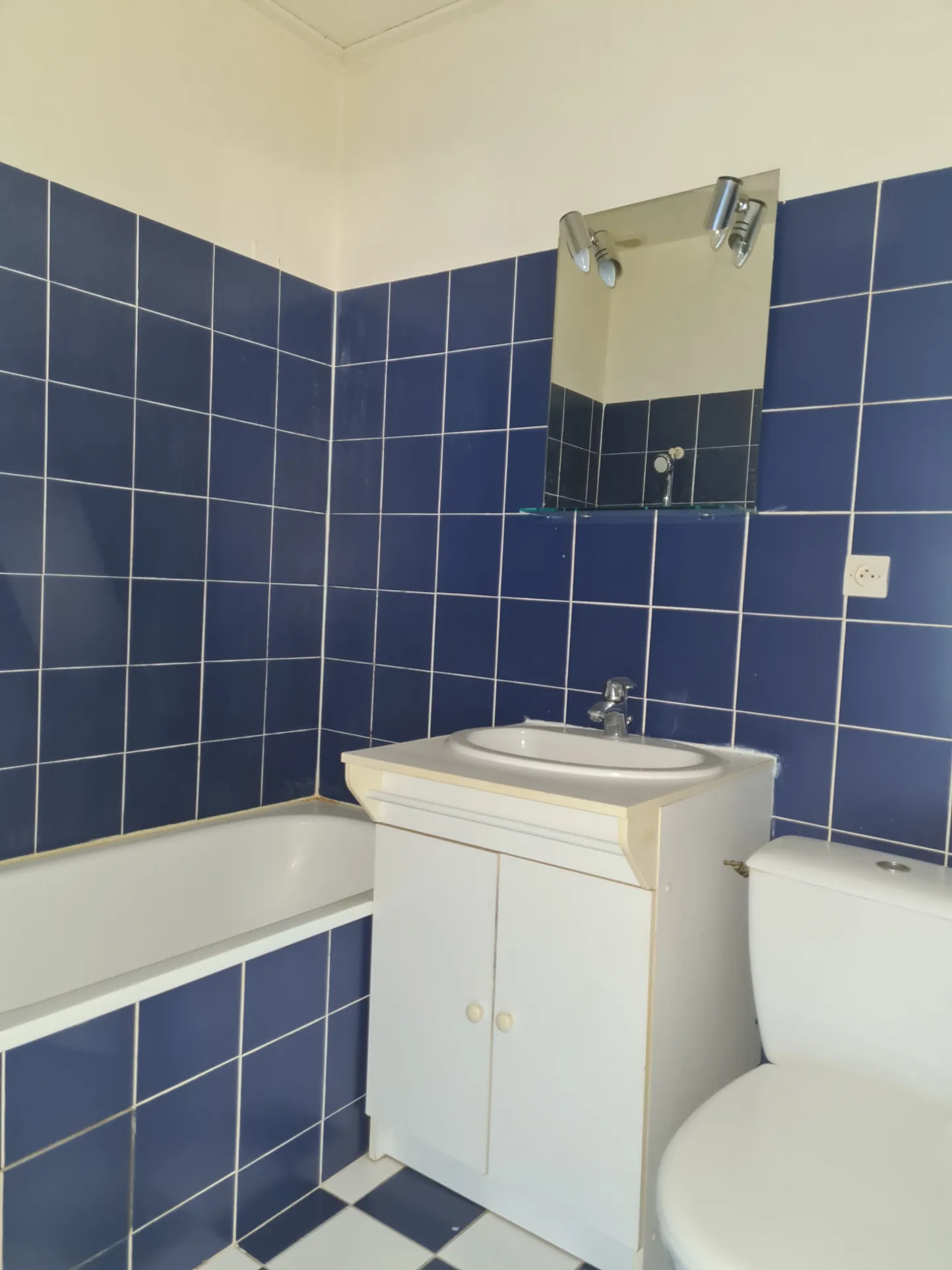Maison jumelée à rénover de 62,4 m² avec jardin et parking à Marcoussis 