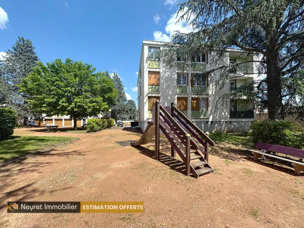 Appartement T3 rénové à Pierre-Bénite avec balcon et cave, secteur calme à proximité des commodités 