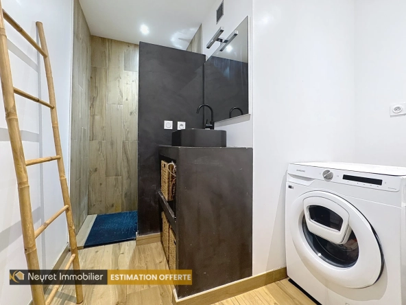 Appartement T3 rénové à Pierre-Bénite avec balcon et cave, secteur calme à proximité des commodités 