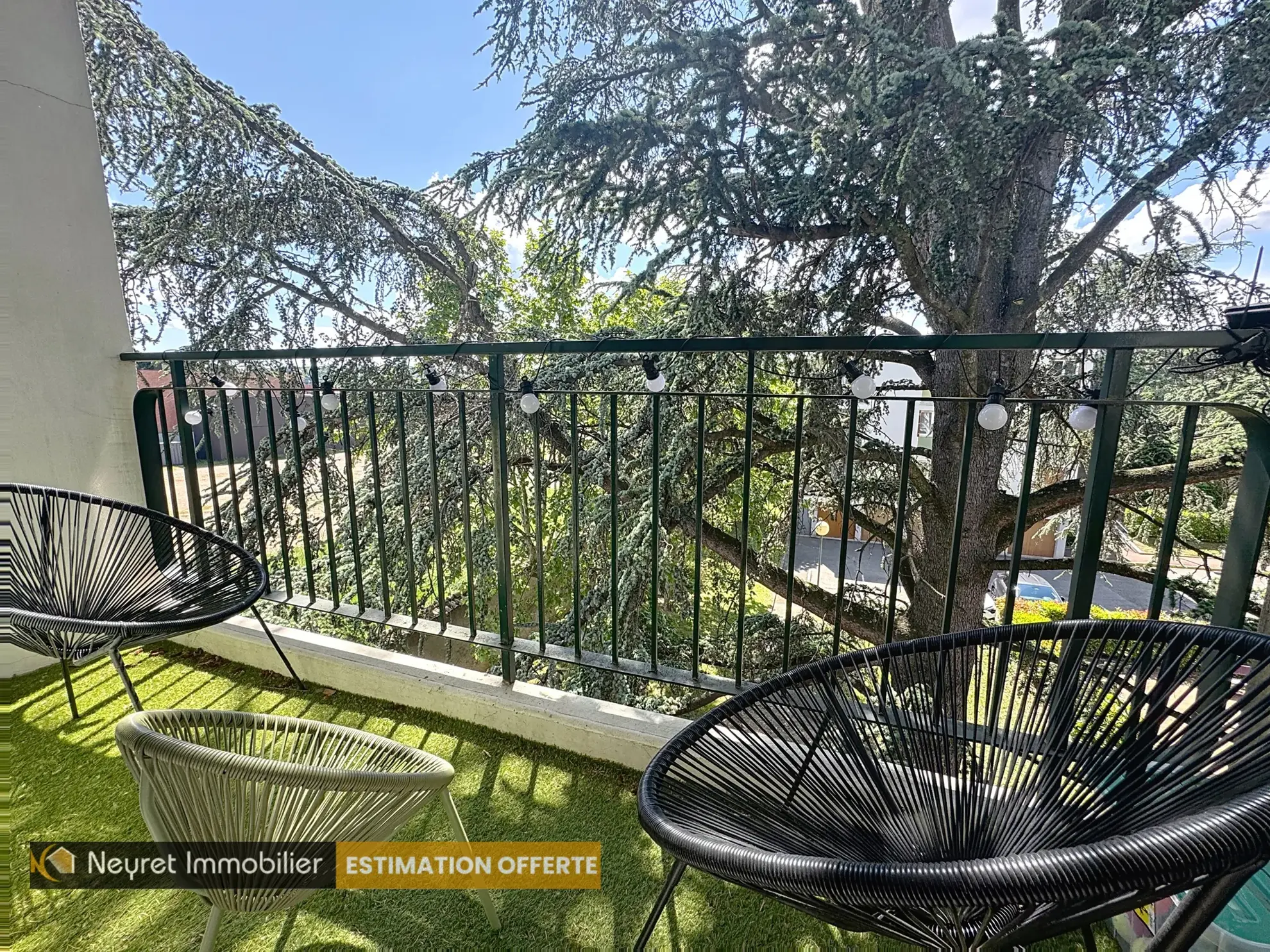 Appartement T3 rénové à Pierre-Bénite avec balcon et cave, secteur calme à proximité des commodités 