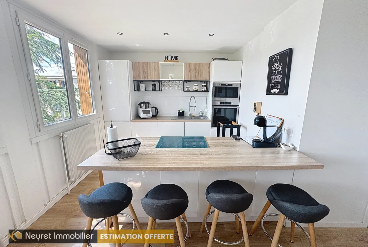 Appartement T3 rénové à Pierre-Bénite avec balcon et cave, secteur calme à proximité des commodités 