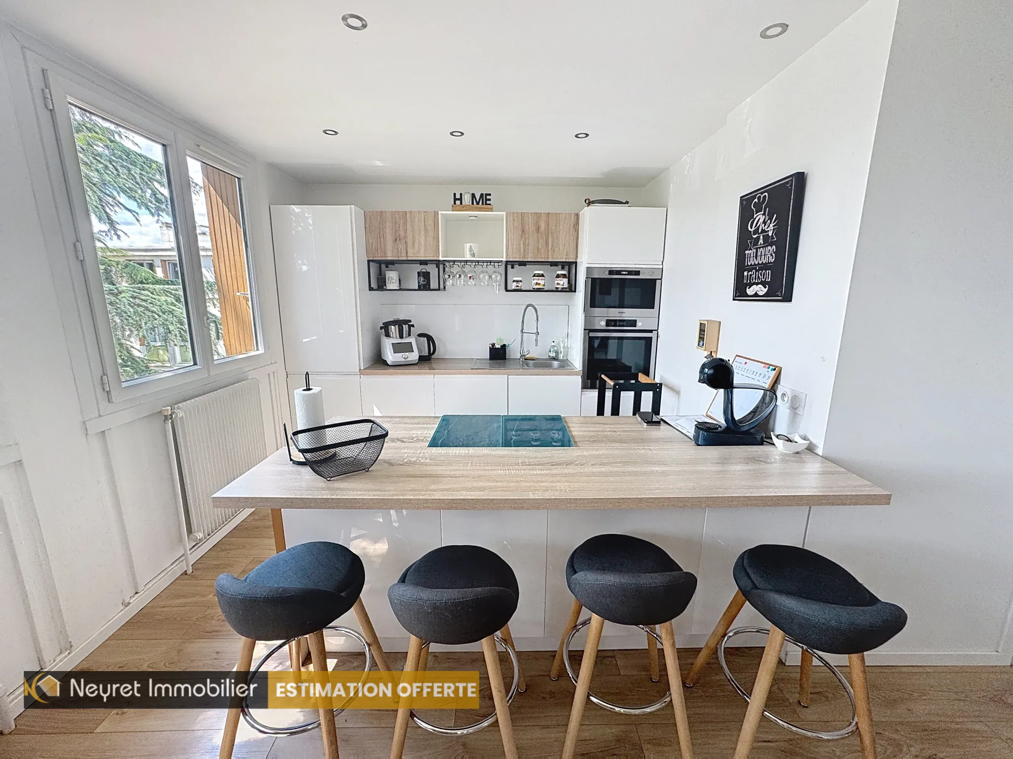 Appartement T3 rénové à Pierre-Bénite avec balcon et cave, secteur calme à proximité des commodités 